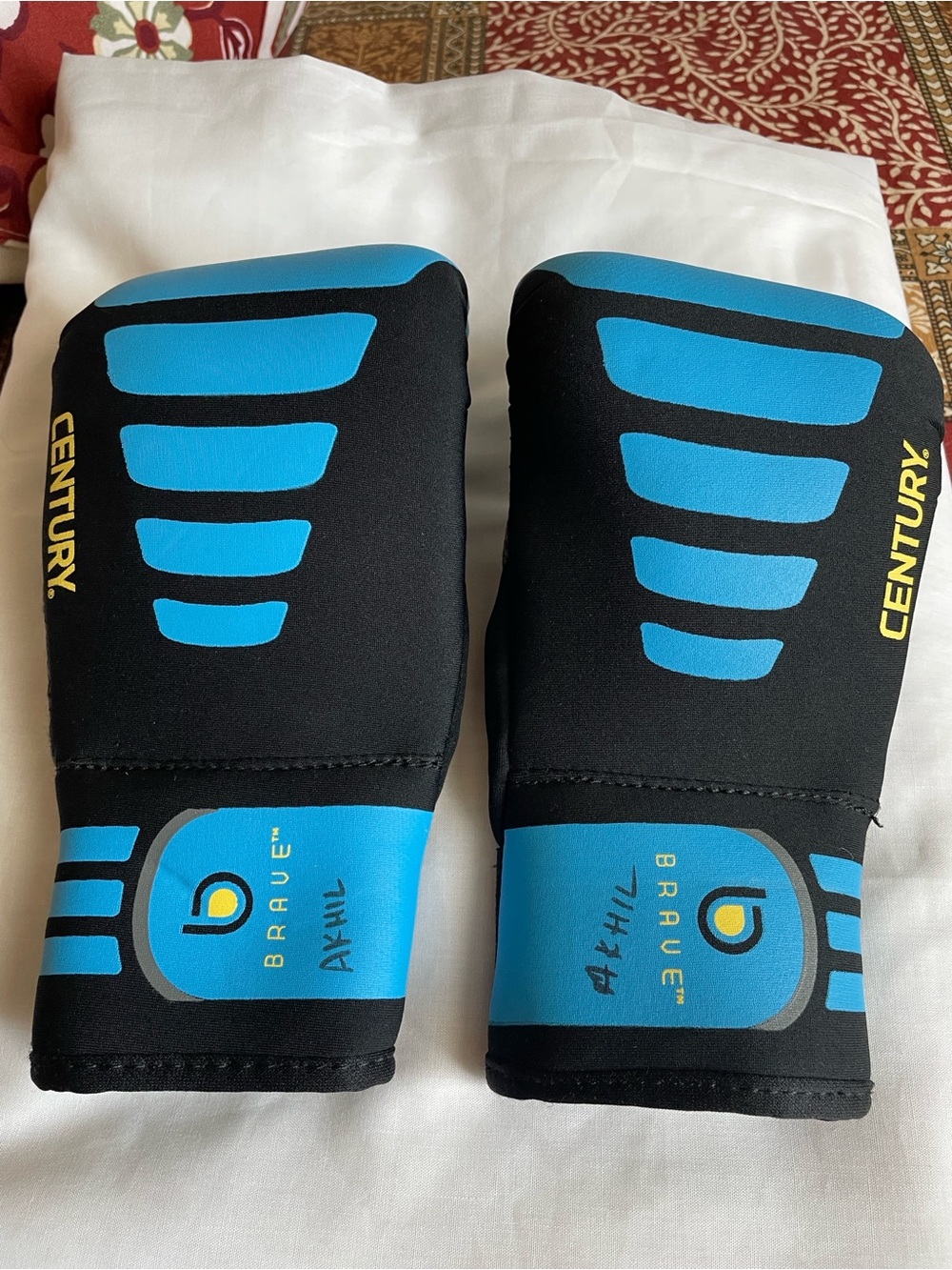 Century teakwondo Kids gloves in Black and Blue